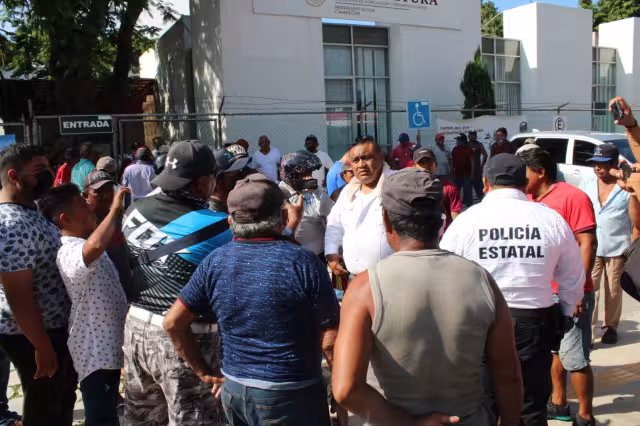 El grupo de pescadores ingresaron a las instalaciones de la Sader