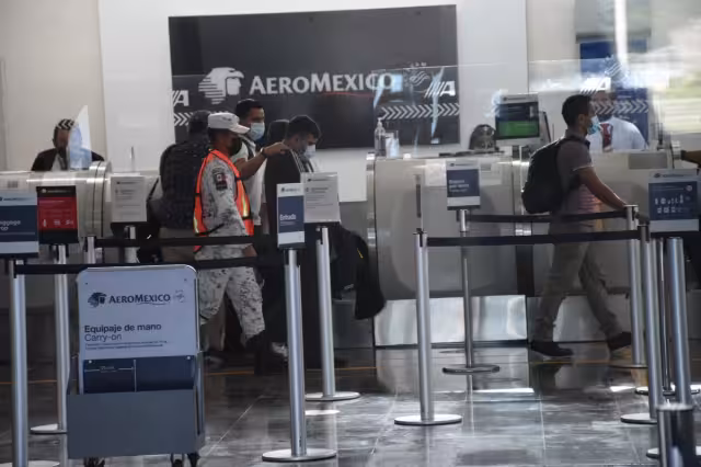 El hombre llegó a la terminal aérea a las 7:30 horas de este miércoles