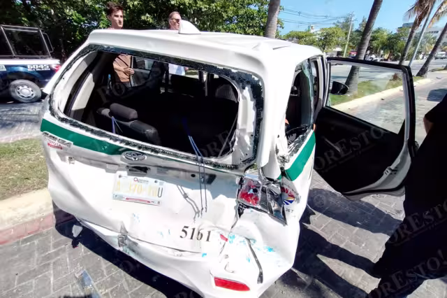 Un taxi fue impactado por un autobús