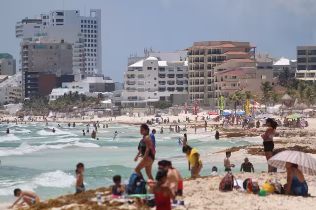 Los bañistas lamentaron que el sargazo dé una mala imagen a las playas de Cancún, pues la mancha café llega hasta la costa