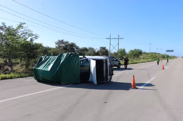 El conductor volcó en la entrada a Tekit cuando viajaba a Mérida