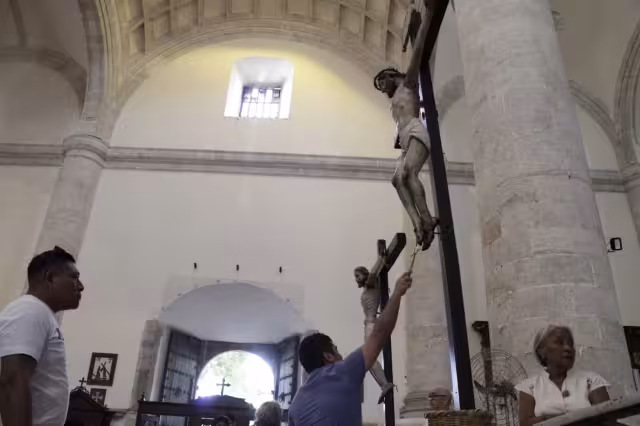 Feligreses asistieron al Viacrucis en la Catedral de Mérida