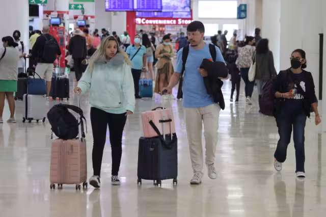 Turistas regresan a sus lugares de origen tras el periodo vacacional de Verano