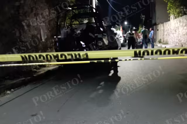 El sospechoso al verse rodeado pretendió huir en su moto, pero al no arrancar se resguardó en su domicilio