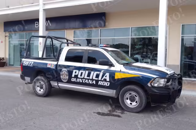La mujer forcejeó con los asaltantes quienes realizaron dispararon lo que generó alerta en la plaza