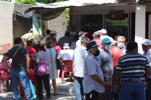 Cerca de 50 ferrocarrileros escucharon el anuncio de su líder este domingo