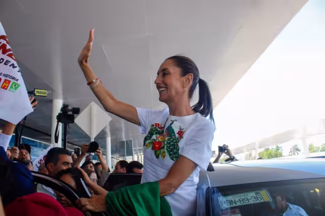 Claudia Sheinbaum fue recibida por el candidato Joaquín Díaz Mena en el aeropuerto de Mérida