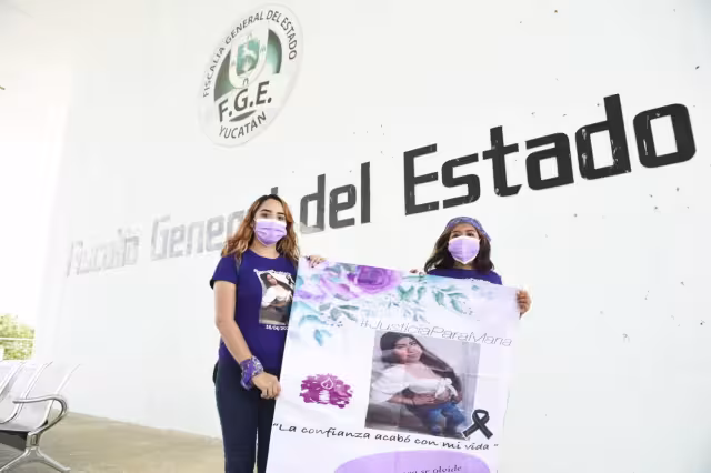 Edith May se manifestó junto con una amiga en la sede de la Fiscalía General del Estado (FGE)