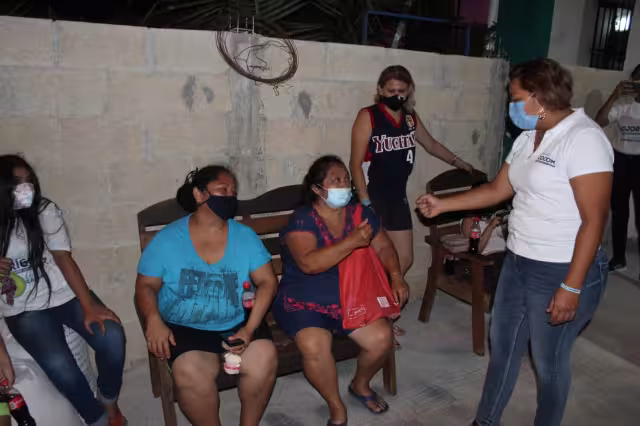 Manuelita Cocom de visita en la colonia Villas Amanecer en Kanasín