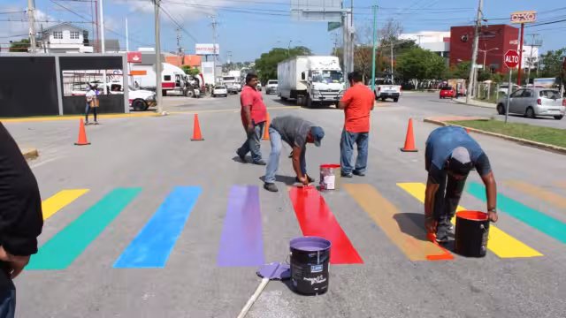 Una cuadrilla de asociaciones civiles realizaron la pinta de los pasos, lo que ocasionó tráfico en la zona