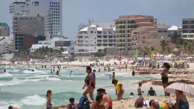 Los bañistas lamentaron que el sargazo dé una mala imagen a las playas de Cancún, pues la mancha café llega hasta la costa