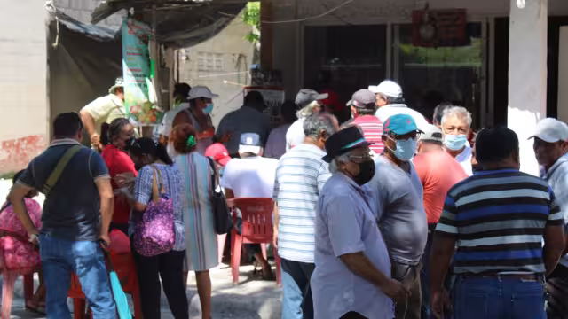 Cerca de 50 ferrocarrileros escucharon el anuncio de su líder este domingo