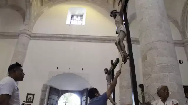 Feligreses asistieron al Viacrucis en la Catedral de Mérida