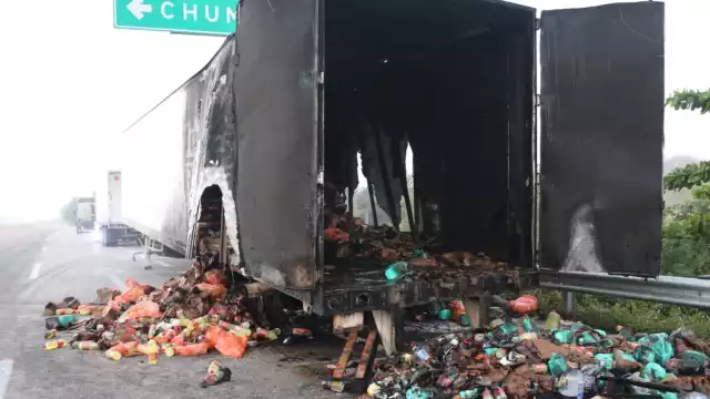 Casi la mitad del remolque fue consumido por el fuego