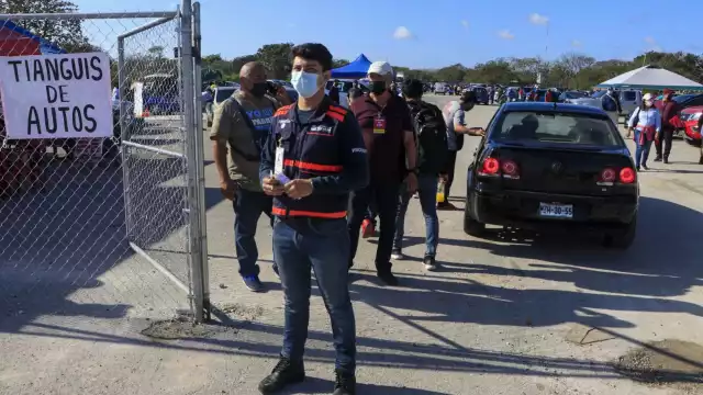 Este domingo se llevó a cabo el tianguis de automóviles en el interior del terreno