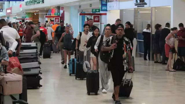 Familias enteras se dieron cita en el recinto aéreo luego de vacacionar en el Caribe Mexicano