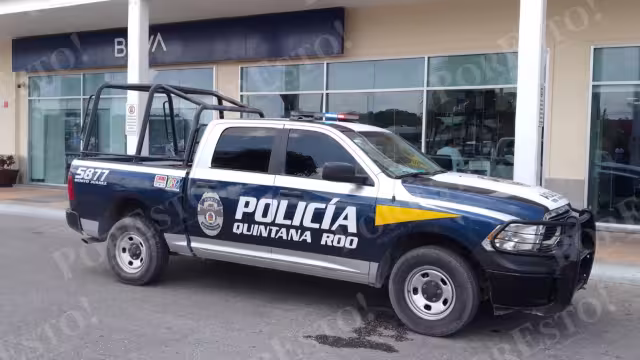 La mujer forcejeó con los asaltantes quienes realizaron dispararon lo que generó alerta en la plaza