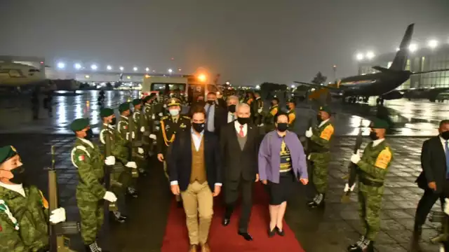 Llega a CDMX presidente de Uruguay para reunión de la Celac
