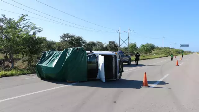 El conductor volcó en la entrada a Tekit cuando viajaba a Mérida