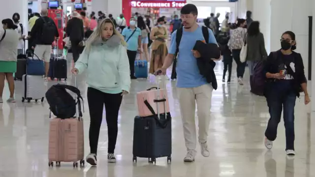 Turistas regresan a sus lugares de origen tras el periodo vacacional de Verano