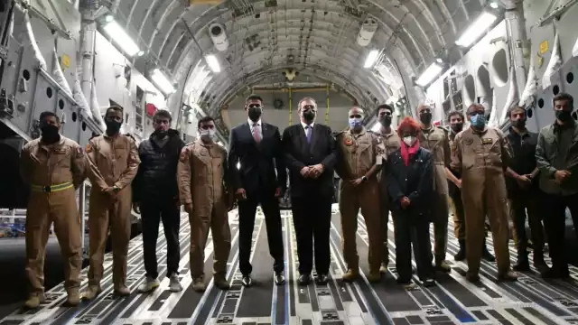 México recibe a otro grupo de más de 120 afganos conformado por reporteros y sus familias