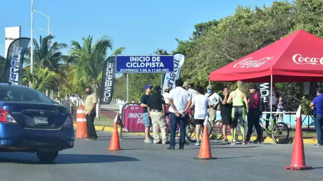 En el primer día de esta actividad, estuvieron presentes elementos de seguridad que desde temprano colocaron vallas metálicas