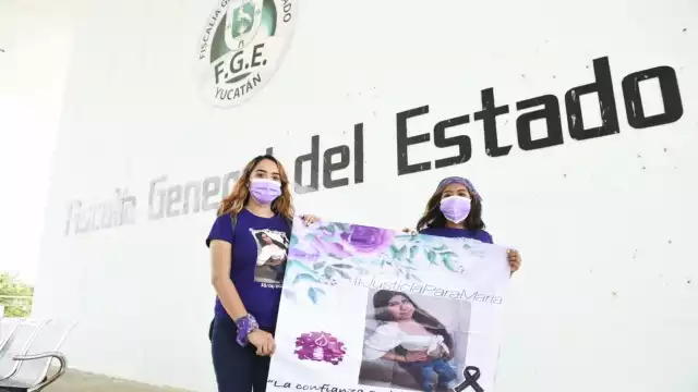 Edith May se manifestó junto con una amiga en la sede de la Fiscalía General del Estado (FGE)
