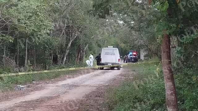 Elementos de la semefo se encuentran realizando el levantamiento del cuerpo