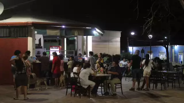 Para despedir el fin de semana, los campechanos dan un paseo por el Parque de Santa Lucía