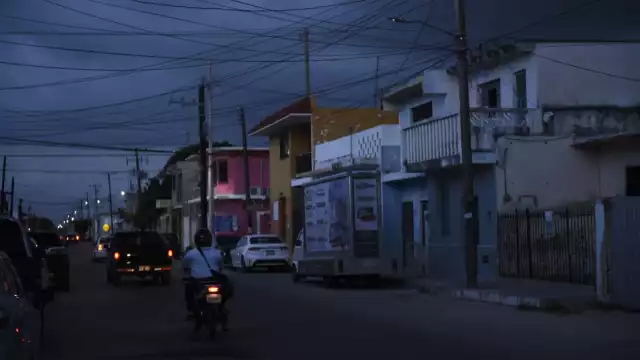Calles del puerto quedan en total oscuridad al anochecer, lo que representa un peligro para los vecinos