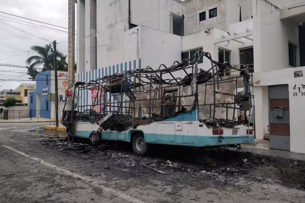 Mérida: Camper se incendia tras corto circuito en la cablería - PorEsto