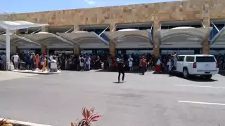 Ante el reporte de una balacera, viajeros en el aeropuerto de Cancún  vivieron momentos de miedo en lo que la Guardia Nacional realizaba las indagatorias sobre lo ocurrido