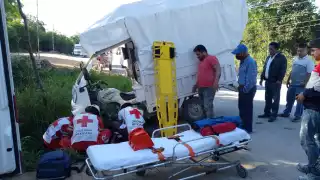 El conductor de una motocicleta de carga resultó con graves lesiones en la espalda