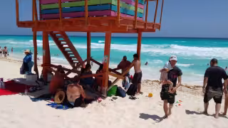Los fuertes rayos del sol ayudaron a que turistas y bañistas buscaran un lugar en los arenales de Playa Delfines
