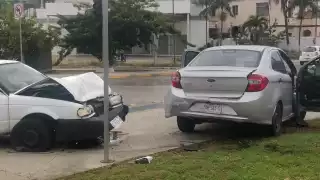 Ambos vehículos terminaron en el camellón de la Avenida Cupules en Mérida, que posteriormente fueron retirados de la zona