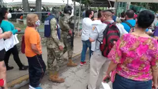 Elementos de la marina se portaron prepotentes y cerraron el acceso a varias personas que iban por su vacuna