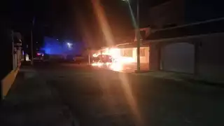 Según datos preliminares de los bomberos de Chetumal, la camioneta se incendió debido a un cortocircuito