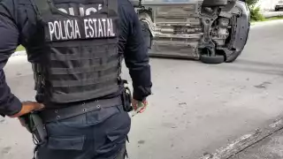 Conductora vuelca por evitar un choque en el fraccionamiento Brisas del Norte en Mérida