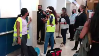 Personal de Asur indicó que los baños en el aeropuerto de Cancún estaban fuera de servicio, pero los turistas exigían que los reabrieran