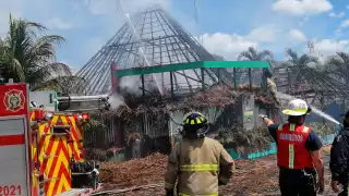 Los bomberos acudieron al Boulevard Playa del Carmen para sofocar el incendio en la palapa del restaurante Nativo