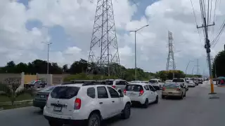 La avenida de los Colegios es una de las vías alternas recomendadas por el Ayuntamiento de Cancún para evitar el tráfico, pero que no ha funcionado