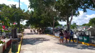 Aunque el Día de Muertos es el 1 y 2, familias aprovechan el domingo para su visita al cementerio