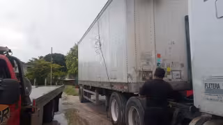 El tráiler fue detenido en una bodega con los cables pegados a la caja