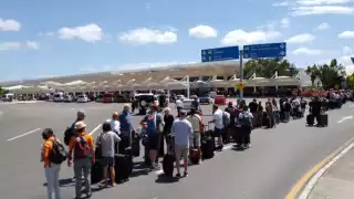 Los turistas que salieron de la Terminal 3 del aeropuerto de Cancún por el presunto ataque armado, retornaron a la sala de espera para aguardar sus salidas