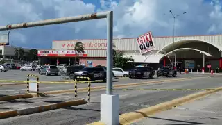Elementos de la Policía Quintana Roo acordonaron la zona y montaron un operativo de búsqueda de los responsables de haber baleado a un hombre en Playa del Carmen