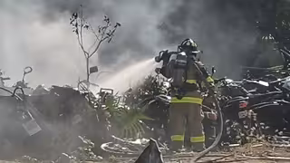 El incendio causó una columna de humo, que fue vista desde la carretera Cancún-Tulum, donde ya trabajan para apagarlo
