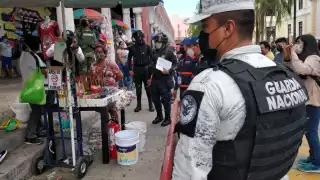 Los vendedores deben tener una distancia de aproximadamente 5 metros entre cada puesto,  que los vendedores cuenten con el permiso correspondiente