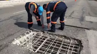 Dicho carril está cerrado a la circulación y de no presentarse contratiempos, hoy mismo vaciarán el concreto asfáltico