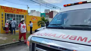 Paramédicos de la Cruz Roja en Cancún revisaron a la mujer y determinaron su traslado al Hospital General de Cancún