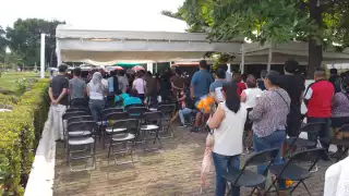 Visitantes acuden al cementerio por el Día de Muertos